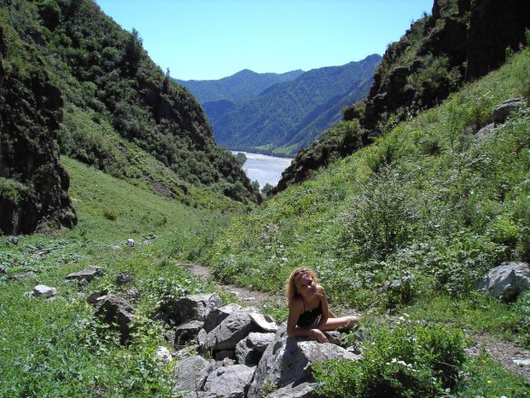 На фоне ущелья Че-Чкыш, Алтай, Россия