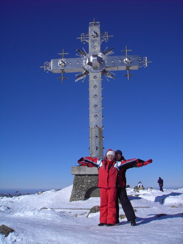 На вершине мира! Крест не вершине горы в Шерегеше, Россия